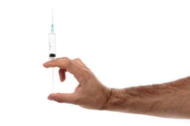 Beyaz izole açık sıvı ile bir şırınga ile Erkek el