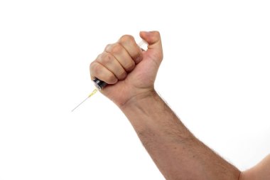 Beyaz izole açık sıvı ile bir şırınga ile Erkek el