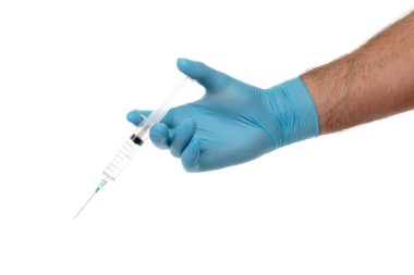 Beyaz izole açık sıvı ile bir şırınga ile adamın eldivenli el