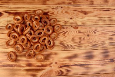 Kopya alanı ile ahşap masaya dağılmış simit yığını