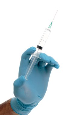 Beyaz izole açık sıvı ile bir şırınga ile adamın eldivenli el