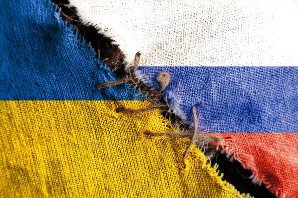 Klyftan mellan de två flaggorna, Ryssland och Ukraina, som ett begrepp för politisk konfrontation. — Stockfoto
