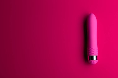 Pembe vibratör pembe arka plan üzerinde kopya alanı ile