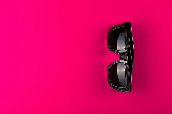 Sonnenbrille auf rosa Hintergrund mit Kopierraum. Der Sommer kommt. — Stockfoto