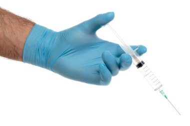 Beyaz izole açık sıvı ile bir şırınga ile adamın eldivenli el