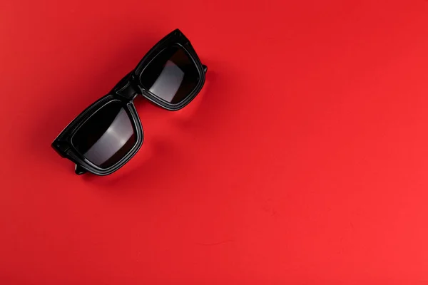 Sunglass στο κόκκινο φόντο με χώρο αντιγραφής. Το καλοκαίρι έρχεται ιδέα. — Φωτογραφία Αρχείου