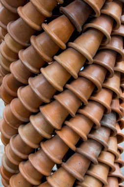 Sütun un etrafında kil veya pişmiş toprak dekorasyon