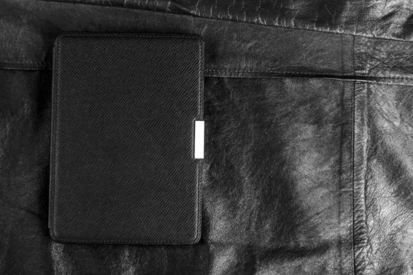 Libro electrónico en la caja sobre fondo de cuero negro —  Fotos de Stock