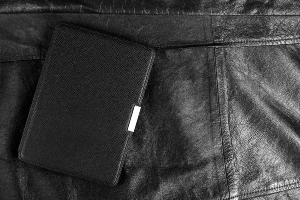 Livro eletrônico no caso em fundo de couro preto — Fotografia de Stock
