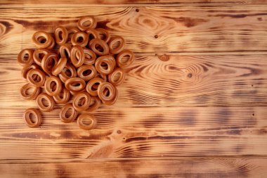 Kopya alanı ile ahşap masaya dağılmış simit yığını