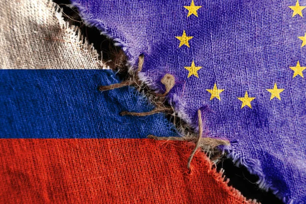 Klyftan mellan de två flaggorna, Ryssland och Europeiska unionen, som ett begrepp för politisk konfrontation. — Stockfoto