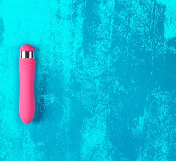 Vibratore rosa su sfondo blu sporco dipinto — Foto Stock