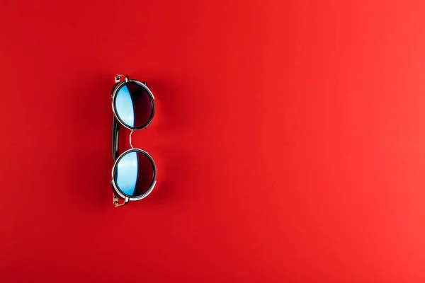 Gafas de sol sobre fondo rojo con espacio para copiar. El verano se acerca concepto . —  Fotos de Stock