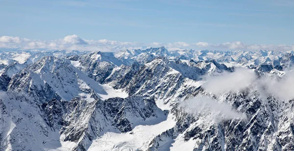 Panoramablick von einem hohen Punkt auf die verschneite Bergkette. Bergaltai. — Stockfoto