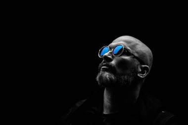 Koyu arka planda güneş gözlüğü gri sakallı Kel adam