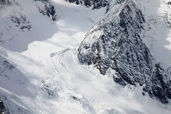 Karla kaplı dağ couloirs ve kayalar üzerinde yüksek bir noktadan görünümü — Stok fotoğraf