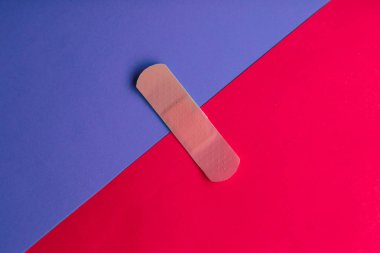 İki renkli kağıt arka plan üzerine yapışkan bandaj veya yapıştırma sıva.