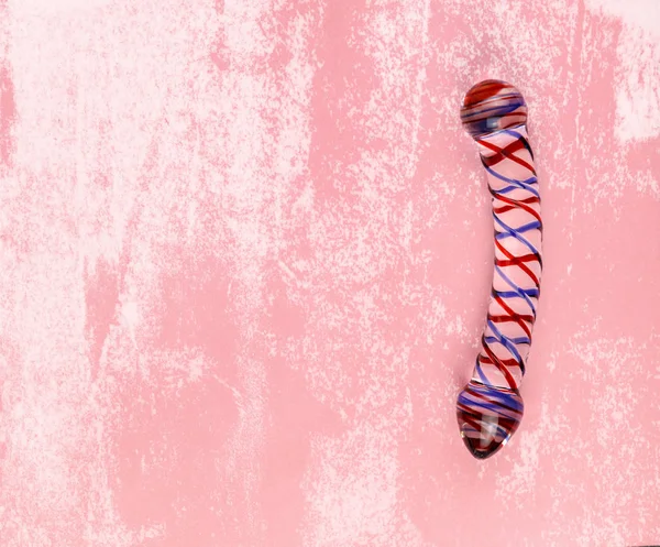 Kopya alanı ile kirli pembe arka planda güzel eşit aydınlatmalı cam dildo.