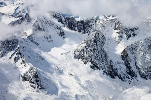 Vista da un punto alto sui canali e sulle rocce innevate — Foto Stock