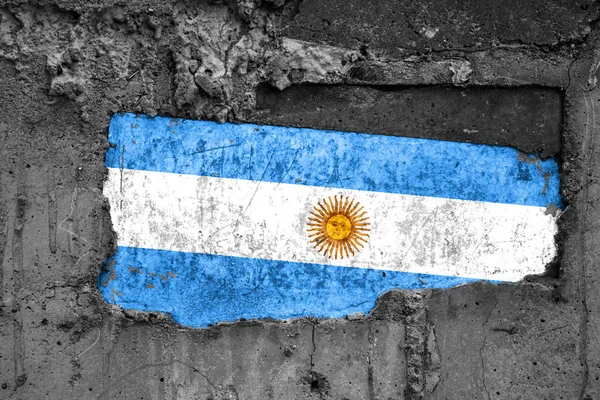 De vlag van Argentinië op een vuil houten oppervlak, ingebouwd in een betonnen basis, met slijtage en krassen. Ontwerp van verlies of vernietiging. — Stockfoto
