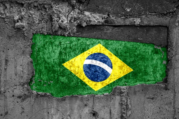 De vlag van Brazilië op een vuil houten oppervlak, ingebouwd in een betonnen basis, met slijtage en krassen. Ontwerp van verlies of vernietiging. — Stockfoto