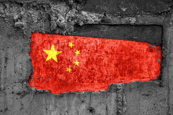 汚れた木製の表面に中国の旗, スカッフや傷で、コンクリートベースに組み込まれています.損失または破壊の概念. — ストック写真