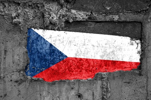 Флаг Чехии на грязной деревянной поверхности, встроенной в бетонное основание, с царапинами и царапинами. Концепция потери или разрушения . — стоковое фото