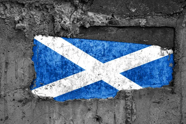 Kirli ahşap bir yüzey üzerinde İskoçya bayrağı, bir beton taban içine inşa, sürtünme ve çizikler ile. Kayıp veya yıkım anlayışı.