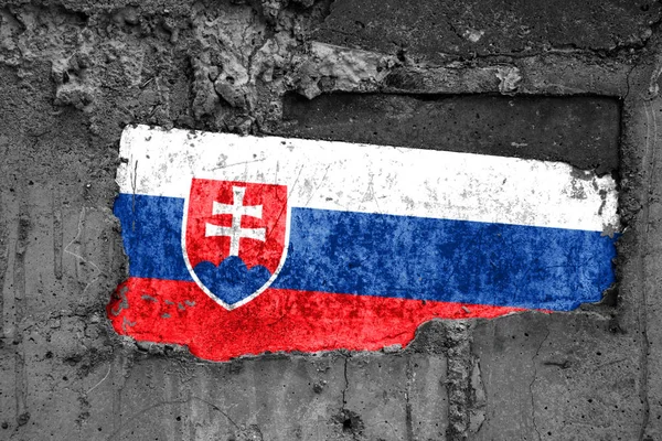 Флаг Словакии на грязной деревянной поверхности, встроенный в бетонное основание, с царапинами и царапинами. Концепция потери или разрушения . — стоковое фото