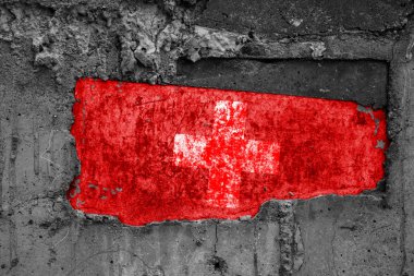 Isviçre bayrağı kirli ahşap bir yüzey üzerinde, bir beton tabanı içine, scuffs ve çizikler ile inşa. Kayıp veya imha anlayışı.