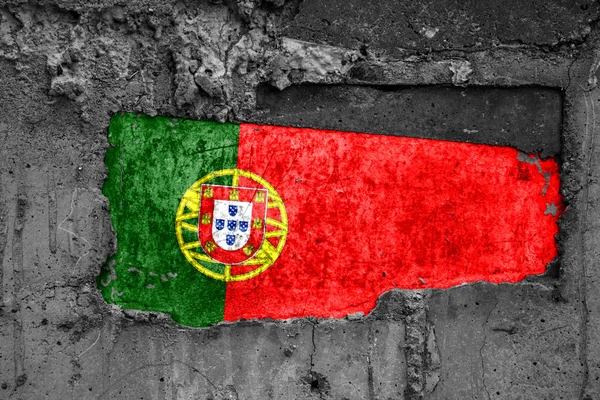 De vlag van Portugal op een vuil houten oppervlak, ingebouwd in een betonnen basis, met slijtage en krassen. Ontwerp van verlies of vernietiging. — Stockfoto
