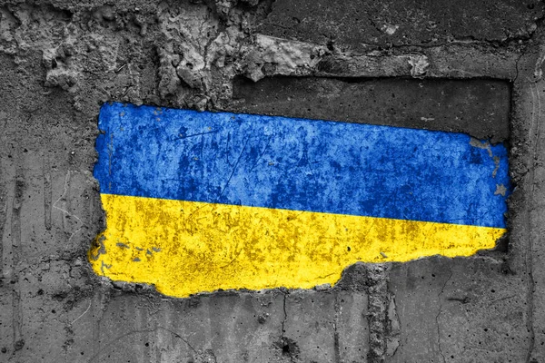 Флаг Украины на грязной деревянной поверхности, встроенный в бетонное основание, с царапинами и царапинами. Концепция потери или разрушения . — стоковое фото
