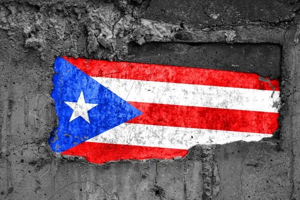 Flaga Puerto Rico na brudnej drewnianej powierzchni, zbudowany w betonowej bazie, z zadrapaniami i zarysowaniami. Koncepcja utraty lub zniszczenia. — Zdjęcie stockowe