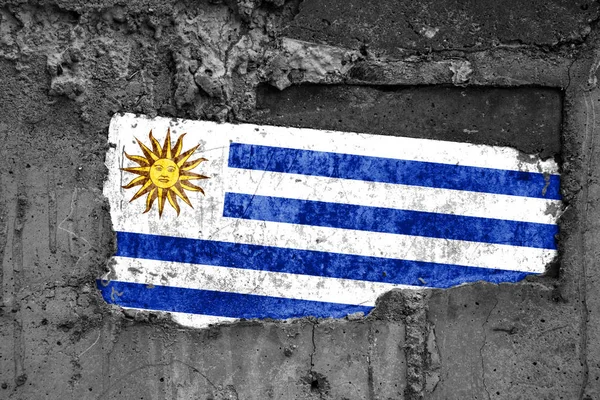 La bandera de Uruguay sobre una superficie de madera sucia, construida en una base de hormigón, con rasguños y rasguños. Concepción de pérdida o destrucción . — Foto de Stock