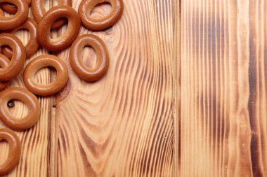 Kopya alanı ile ahşap masaya dağılmış simit yığını