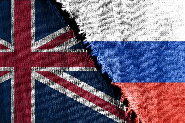 De kloof tussen de twee vlaggen, Rusland en Groot-Brittannië, als een concept van politieke confrontatie. — Stockfoto