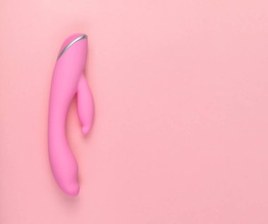 Kopya alanı ile göz kamaştırıcı bir arka planda güzel eşit aydınlatılmış Pembe Dildo.