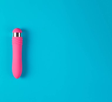 Mavi kağıt arka plan üzerinde pembe vibratör