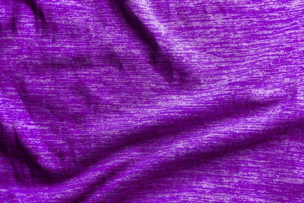 Une texture de tissu violet uniformément éclairée avec des ombres douces . — Photo