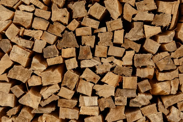 La textura de la leña de madera, dividida aleatoriamente y colocada en filas rectas — Foto de Stock