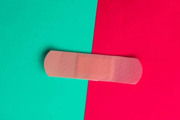 Bandage adhésif ou plâtre collant sur un fond de papier de deux couleurs . — Photo