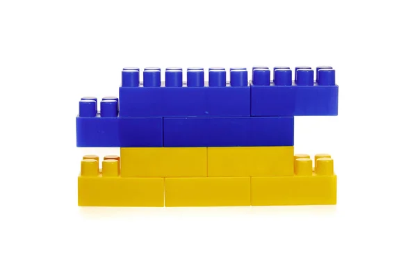 Flagge der Ukraine aus einem bunten Kinder-Plastikbaukasten auf weißem Hintergrund — Stockfoto
