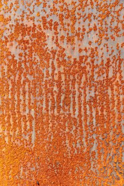 Yağmur net dikey işaretleri ile parlak paslı demir arka plan