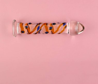 Kopya alanı ile düz pembe arka planda güzel eşit aydınlatmalı cam dildo.