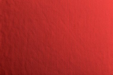 Yumuşak gölgelerle homojen aydınlatılmış kırmızı kumaş dokusu.