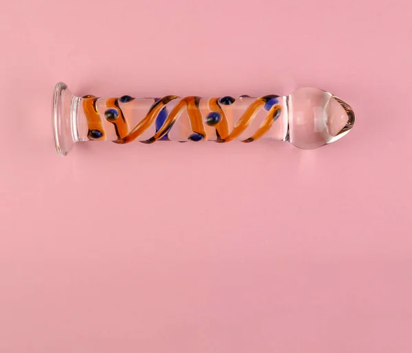 Kopya alanı ile düz pembe arka planda güzel eşit aydınlatmalı cam dildo.