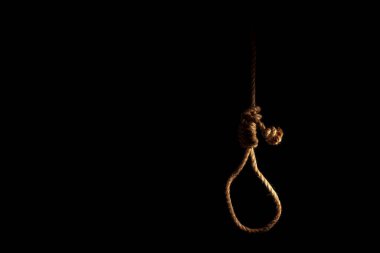 Kasvetli karanlık bir arka planda örgülü halat Noose, başarısızlık veya intihar kavramı