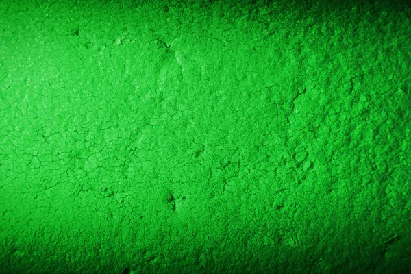 Cor fundo verde de material poroso sujo. Iluminado por uma estreita faixa de luz, com sombras nas bordas da imagem . — Fotografia de Stock