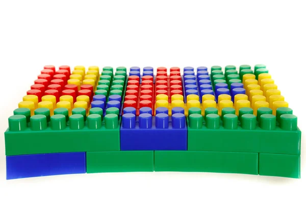 Tijolos de brinquedo de construção de plástico colorido das crianças em branco — Fotografia de Stock