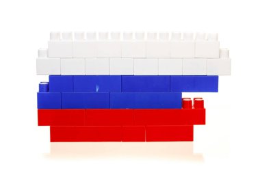 Beyaz arka plan üzerinde çok renkli çocuk plastik bina kiti Rusya Federasyonu Bayrağı